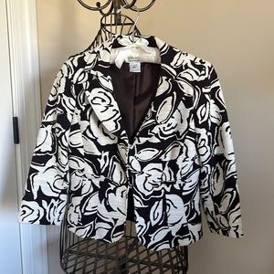 Crop sleeve trendy blazer.